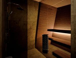 La salle de bains est pourvue d'un sauna et d'une douche. dans l'établissement Raitola Reindeer and Husky Farm- Panorama Lodges, à Rovaniemi