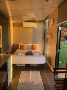 Postel nebo postele na pokoji v ubytování Murray Haven Farm Stay by Tiny Away