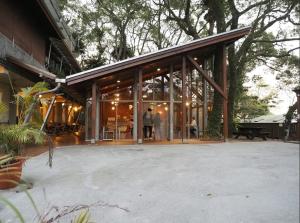 un hombre parado en la puerta de un edificio en 鳳凰森之鳴, en Lugu 8 fotos más