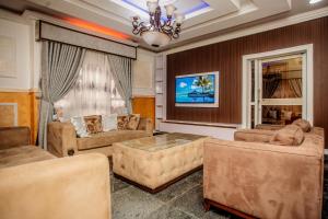 Μια τηλεόραση ή/και κέντρο ψυχαγωγίας στο A Luxury 3 bedroom bungalow