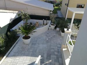 a garden with a bath tub and potted plants at AlCivico3 in Civitanova Marche