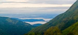 vista su una valle tra due montagne di Theeram holidays a Vagamon