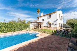 Bazén v ubytování MalagaSuite Cortijo Segura nebo v jeho okolí