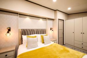 Un pat sau paturi într-o cameră la Host & Stay - Sunbird Lodge