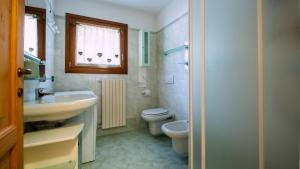 Ένα μπάνιο στο Meralda 4B Camoscio +31 φωτογραφίες