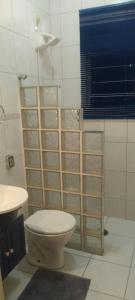 a bathroom with a toilet and a sink at FERIADÃO Suítes na montanha in Águas de Lindóia