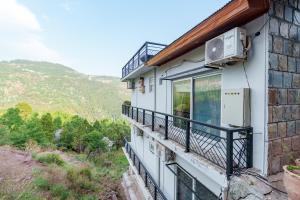 un balcon avec vue sur une montagne dans l'établissement Murree Hills Executive 3 Bedroom Cottage with Scenic View, à Murree