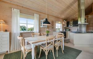 Η κουζίνα ή μικρή κουζίνα στο Lovely Home In Skjern With Wifi