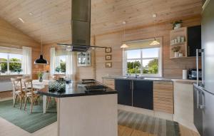 Η κουζίνα ή μικρή κουζίνα στο Lovely Home In Skjern With Wifi
