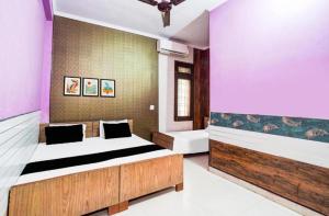 een slaapkamer met een groot bed bij Hotel pushpanjali in Haldwani +3 foto's