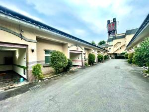 an empty street in front of a building at Hua Xiang Motel - Fengshan in Kaohsiung