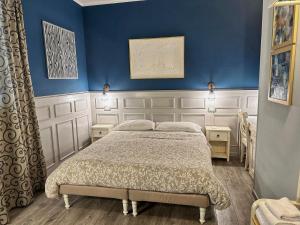 西维尔诺瓦·马尔凯AlCivico3的一间带床和蓝色墙壁的卧室