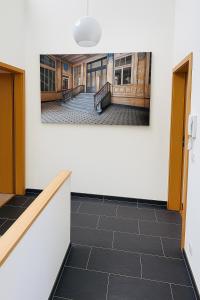 einen Flur in einem Gebäude mit einem Gemälde an der Wand in der Unterkunft Exklusive moderne Unterkunft in Koblenz + 2 Fotos
