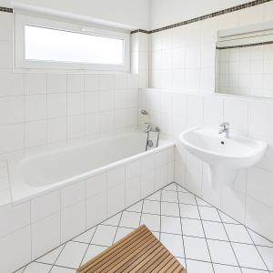 ein weißes Badezimmer mit Waschbecken und Badewanne in der Unterkunft Exklusive moderne Unterkunft in Koblenz