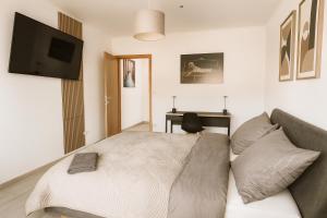 a bedroom with a bed and a desk at Moderne Unterkunft in Koblenz in Koblenz