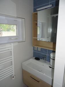une salle de bain avec un lavabo et un miroir dans l'établissement L'HERMINE - pour 2 personnes, proche de la plage, à Binic