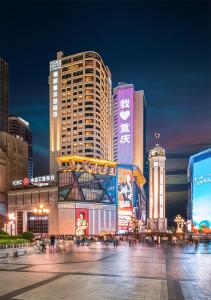 重庆重庆福朋喜来登酒店的夜晚高楼林立的城市天际线