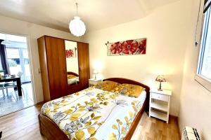 a bedroom with a bed and a table and a window at Les Roses-Plain-pied-St Valery & Le Crotoy à 10min in Noyelles-sur-Mer