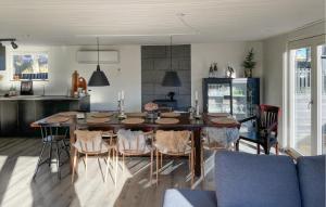 Η κουζίνα ή μικρή κουζίνα στο Ocean Front Home In Otterup With Wifi