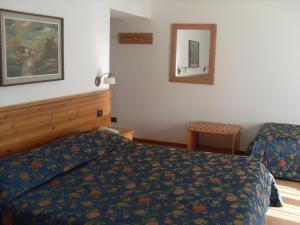 A bed or beds in a room at Garnì Lago Alpino