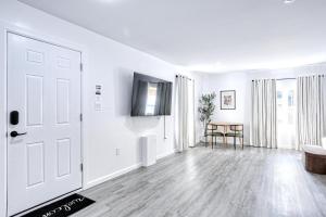 TV a/nebo společenská místnost v ubytování Lake House King Suite near NYC EWR MetLife 10 min!