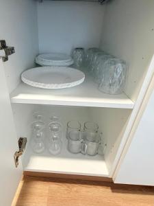 a white cabinet with glasses and plates and a plate at TABLERO 101, coqueto y moderno estudio in El Tablero
