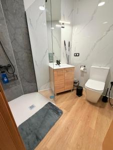 a bathroom with a shower and a toilet and a sink at TABLERO 101, coqueto y moderno estudio in El Tablero