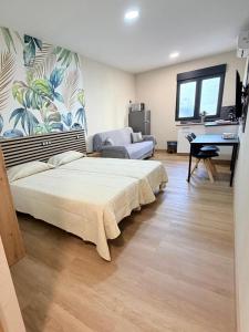 a bedroom with a bed and a table in it at TABLERO 101, coqueto y moderno estudio in El Tablero