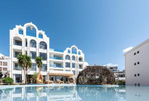 a swimming pool in front of a building at Fuxian Lake Lanshan Su Ant Nest Homestay in Xujiadu