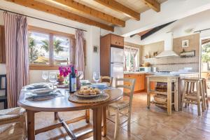 a kitchen and dining room with a table and chairs at Mercedes in Santa Margalida