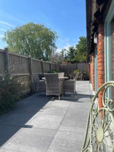 Rõdu või terrass majutusasutuses Worcester semi rural bungalow with off road parking +2 fotot