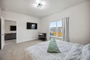 Μια τηλεόραση ή/και κέντρο ψυχαγωγίας στο Luxurious Private Room, Parking, Garden, Close to Downtown Dallas