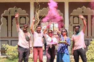 Eine Gruppe von Menschen, die mit erhobenen Händen dastehen in der Unterkunft Hotel Kota kunj Heritage in Pushkar + 117 Fotos