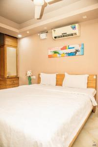 Postel nebo postele na pokoji v ubytování Cozy 1BHK Apartment Near Beach