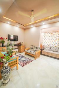 TV a/nebo společenská místnost v ubytování Cozy 1BHK Apartment Near Beach