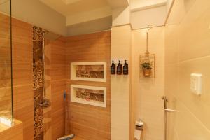 une salle de bain avec une douche avec une porte vitrée dans l'établissement Murree Hills Executive 3 Bedroom Cottage with Scenic View, à Murree 129 autres photos