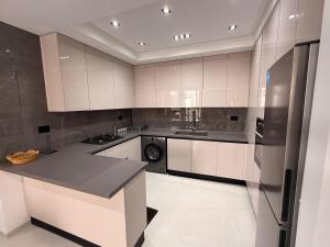 Η κουζίνα ή μικρή κουζίνα στο Appartement neuf S2 +5 φωτογραφίες