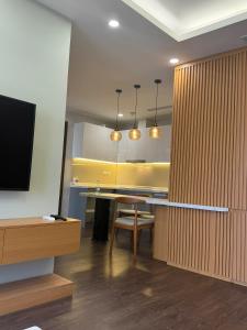 Η κουζίνα ή μικρή κουζίνα στο Zen Lake Apartment view Hồ Tây cách hồ 500m