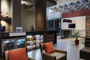 een lobby van een hotel met een stoel en een bar bij Hampton by Hilton Bogota Usaquen in Bogota