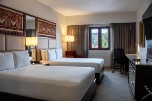 库斯科库斯科希尔顿花园酒店的有两张床和一张书桌的酒店房间 更多71张照片