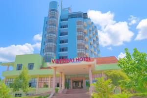 a hotel in front of a tall building at Viet Thai Hotel in Hồng Lĩnh