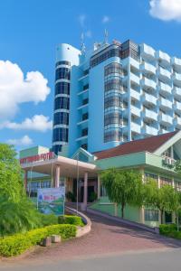 a hospital with a large building in the background at Viet Thai Hotel in Hồng Lĩnh