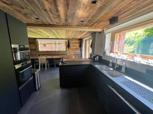 Η κουζίνα ή μικρή κουζίνα στο Appartement Luxe comme un Chalet - vue exceptionnelle +17 φωτογραφίες