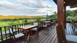 Rõdu või terrass majutusasutuses Sang Poy Cottage