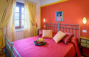 a bedroom with a bed with a pink bedspread at Svasso Maggiore in Pucciarelli