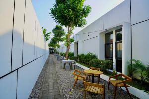 eine Reihe von Bänken vor einem Gebäude in der Unterkunft OFO Kost Premium Kampung Inggris Pare Syariah Mitra RedDoorz in Pare