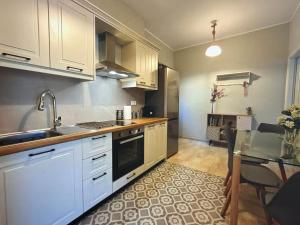 - une cuisine avec des placards blancs, un évier et une table dans l'établissement Centrally located, à Gaios 14 autres photos