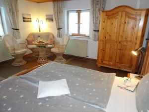 een woonkamer in aanbouw met een tafel en stoelen bij Bärli in Bayersoien