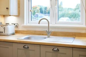 Η κουζίνα ή μικρή κουζίνα στο Kinship Lodge with Hot Tub +25 φωτογραφίες