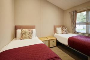 Ένα ή περισσότερα κρεβάτια σε δωμάτιο στο Kinship Lodge with Hot Tub